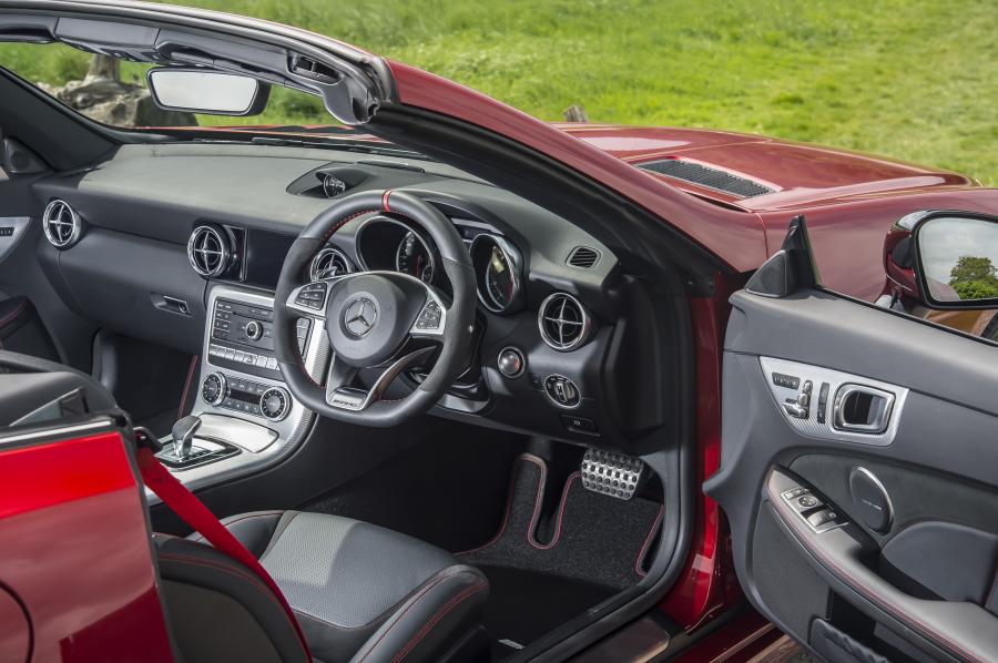 Интерьер Mercedes-AMG SLC43 2016 года  (UK) (фото 11 из 30)